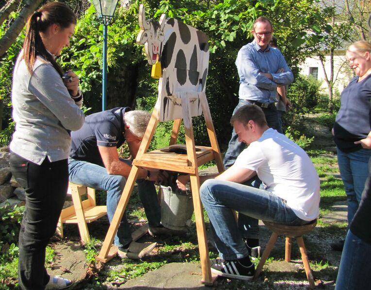 Almolympiade Station als Teambuilding Fun, hier Zenzi Melken