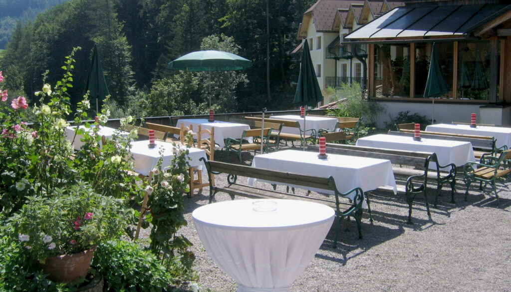 Dorfplatz elegant geschmückt für Hochzeitsfeier