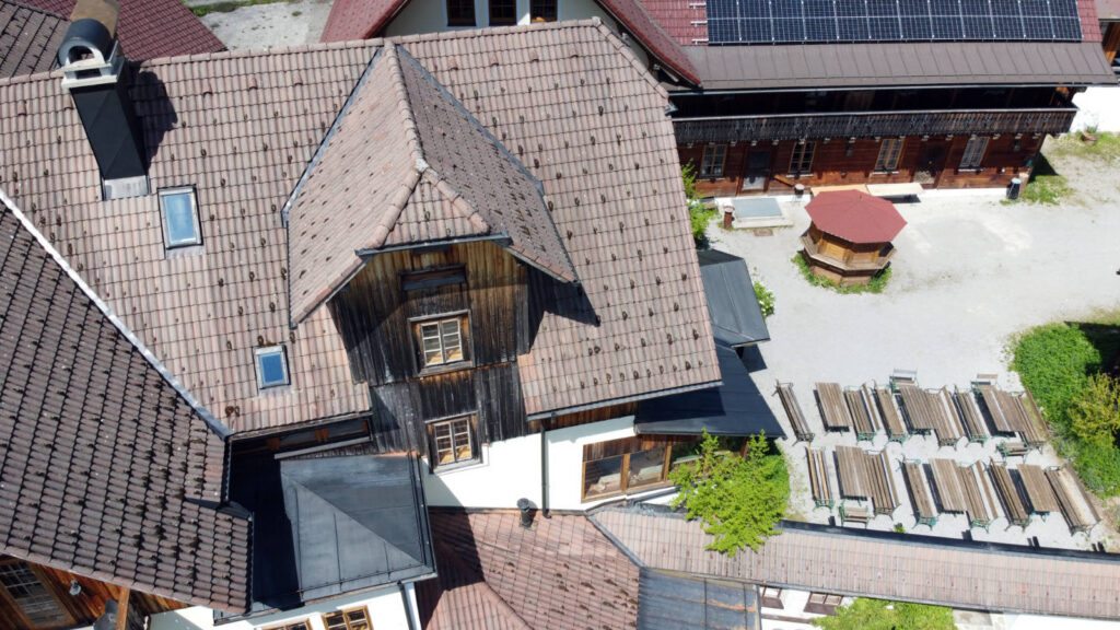 Dorfplatz von schräg oben