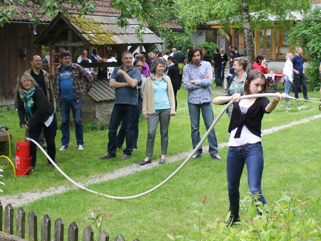 Feuerwehr spritzen im Rahmen einer Almolympiade
