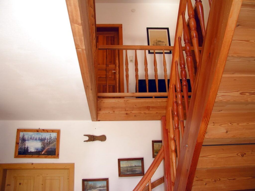 Treppe aus Holz im Herrenhaus innen