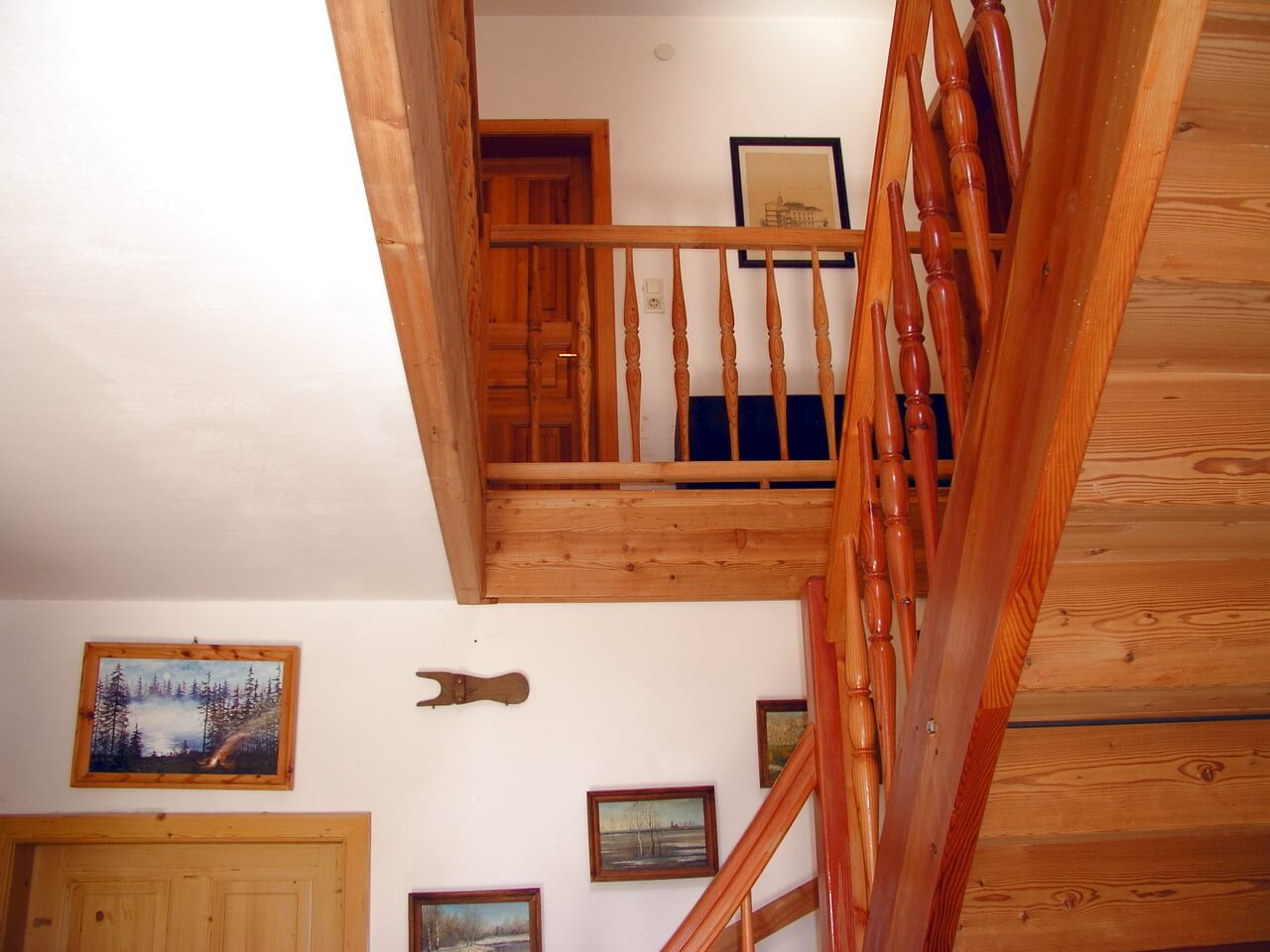 Treppe aus Holz im Herrenhaus innen