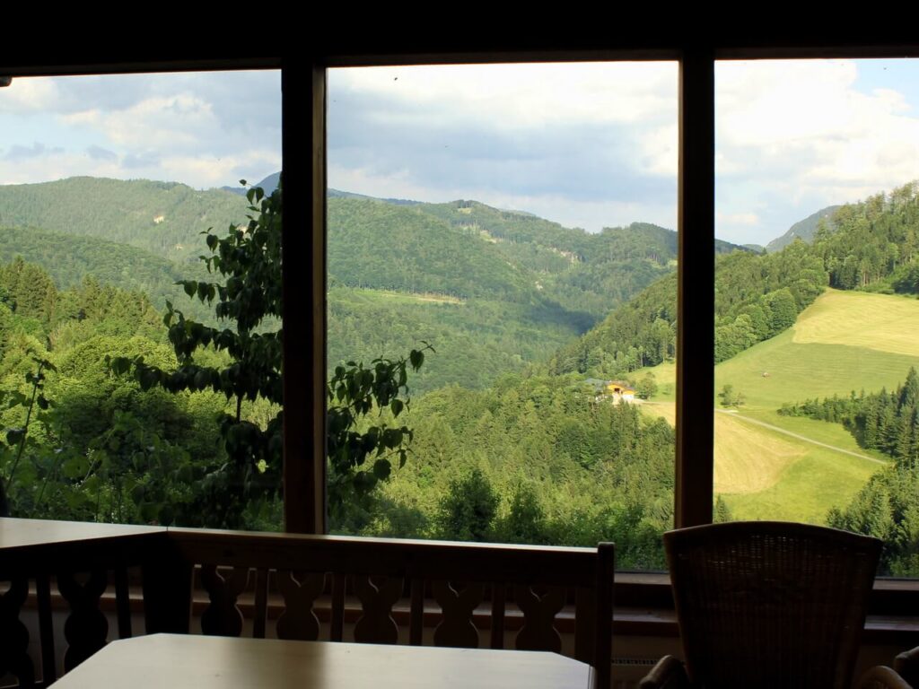 Jagdhaus mit Blick ins Tal