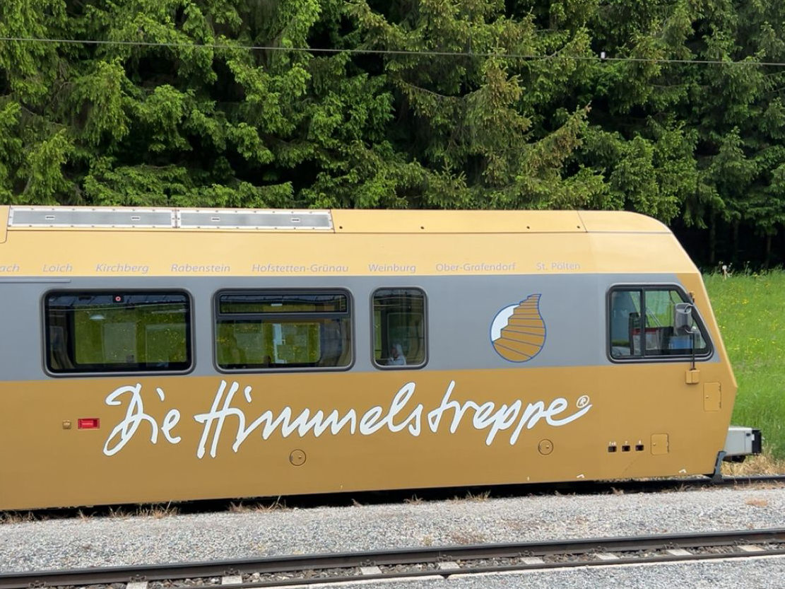 Mariazellerbahn Himmelstreppe am Bhf Frankenfels, dahinter Wald in grün