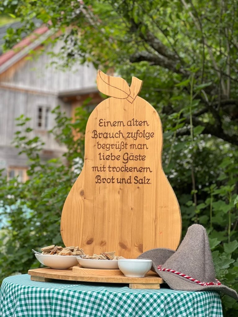 Trockenes Brot und Salz, alter Brauch in Mitteleuropa schön in Holz geschnitzt