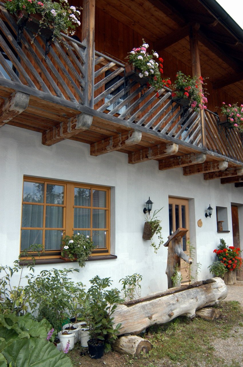 Holzbrunnen vor dem alten Ferienhaus