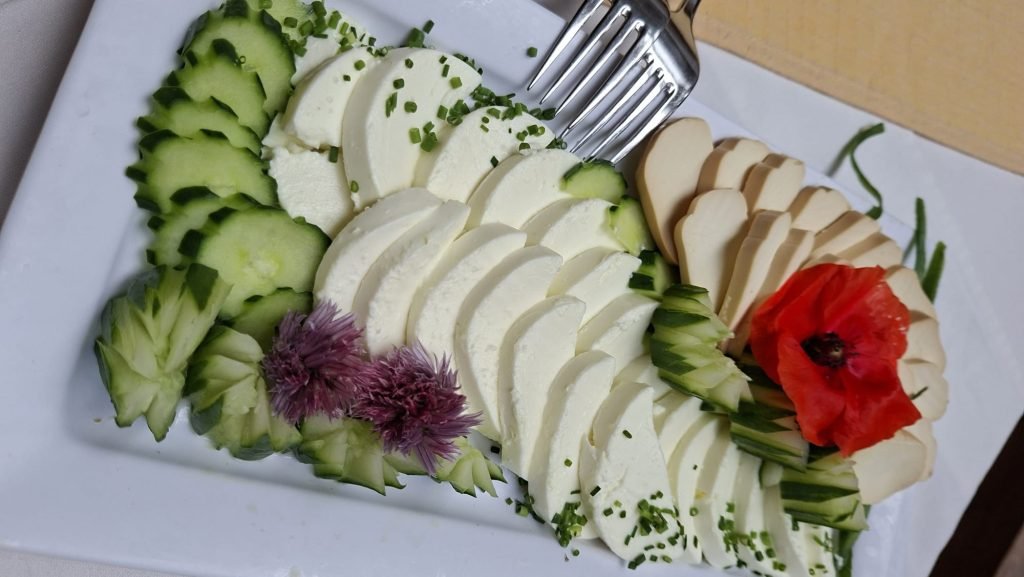 Regionale Mostviertler vegetarische Jausenplatte mit Schafskäse, Gurke und anderen Käsesorten