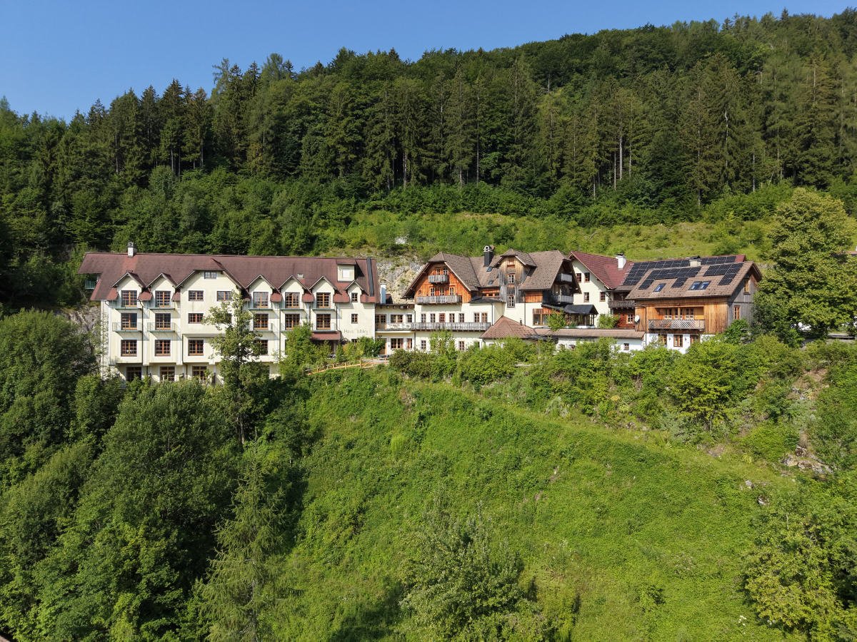 Eventdorf Steinschaler Dörfl mit Drohne im Grünen von oben - perfekte Locations für Firmenevents in der Natur