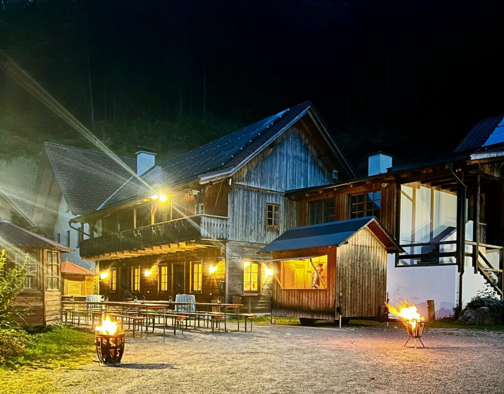 Dorfplatz bei Abendstimmung